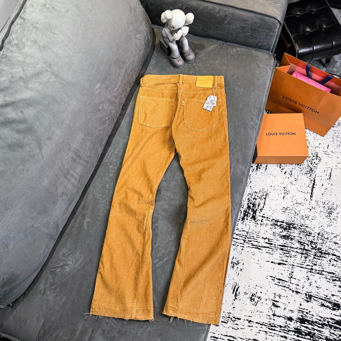 P240 Chrome Hearts Gallery 2025 corduroy spliced ​​multi-pocket couple bootcut jeans are a hot trend this season and are sought after by countless celebrities and fashionistas. The neat details of the cutting process add color to the playful fashion! The neat and meticulous design, and the well-fitting structure is unique. The upper body not only has outstanding recognition, but also looks younger and younger. A style with the ultimate wearing meaning and performance, gorgeous color matching, and the craftsmanship of this style is also extremely extraordinary. After the finished product is washed, it is disassembled and hand-made with sheepskin cross leather and then spliced ​​together to complete. The whole piece has too many craftsmanship to describe. It is decorated with patchwork cross flowers and high-waisted washed jeans! ! Absolutely high-end luxury product, a god-level single product, a super popular product, made with top heavy industry, a magic weapon that cannot be missed to hit the streets. Size: 28 30 32 34 36 Color: Yellow